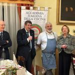 Il cuoco con il Delegato, il Simposiarca e la Vice Delegata