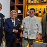 La cuoca Maioni e il maitre Ettoumi ricevono dal Delegato Piero Spaini e dal Consultore Andrea Nicola la vetrofania dell'Accademia