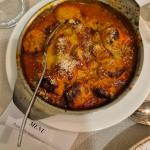 Gnocchi alla Radetzky: piatto simbolo del ristorante nato accanto al luogo dell’incontro tra il generale austriaco e Carlo Alberto dopo la battaglia di Novara (1849).