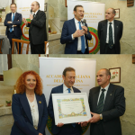 La consegna del materiale associativo all'Ambasciatore