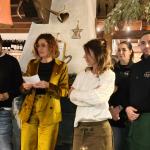 La Delegata ed i Simposiarchi con i titolari del rifugio Larin Antonio Marinotti, cuoco,  e Claudia Fiori, e lo staff di sala e di cucina.