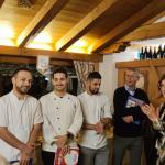 : la Delegata Monica De Mattia con la brigata di cucina, il cuoco Riccardo Rendina e titolare Romeo Melon con la sorella Orietta  