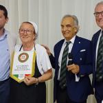 La consegna del guidoncino alla chef