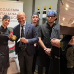 La consegna della vetrofania ai titolari, chef e brigata