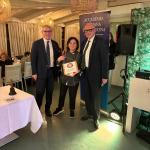 I Delegati di Fermo e Ancona consegnano il guidoncino alla titolare