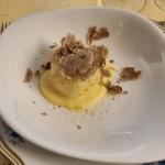 Patata gratinata al parmigiano, uovo colante, tartufo bianco