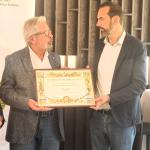 l sindaco Basile consegna il premio Alberini a Giovanni Lombardo