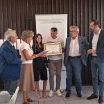 Delegato e vice delegata consegnano volumi Aic ai premiati