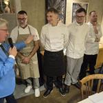 applausi al personale di cucina e di sala