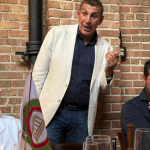 Il Simposiarca Francesco Tinto durante la riflessione sulle tradizioni culinarie pugliesi